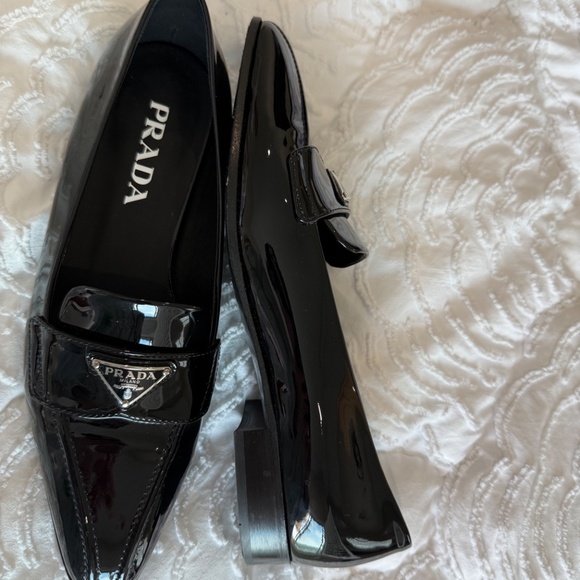 PRADA Vernice Metal Triangle Logo Pointed Toe 25mm Loafers - Picture 2 of 9